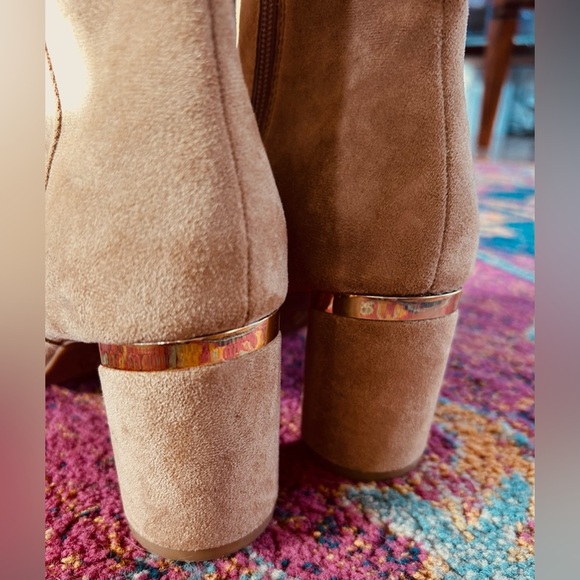 Anne Klein | Women’s tan faux suede round heel, side zip ankle boots, size 8 - Picture 9 of 13
